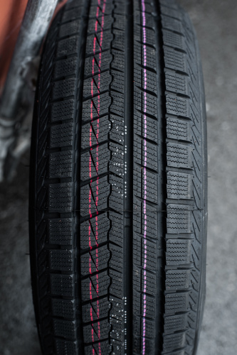 фото протектора и шины ICEPIONEER 868 Шина ZMAX ICEPIONEER 868 215/60 R16 99H